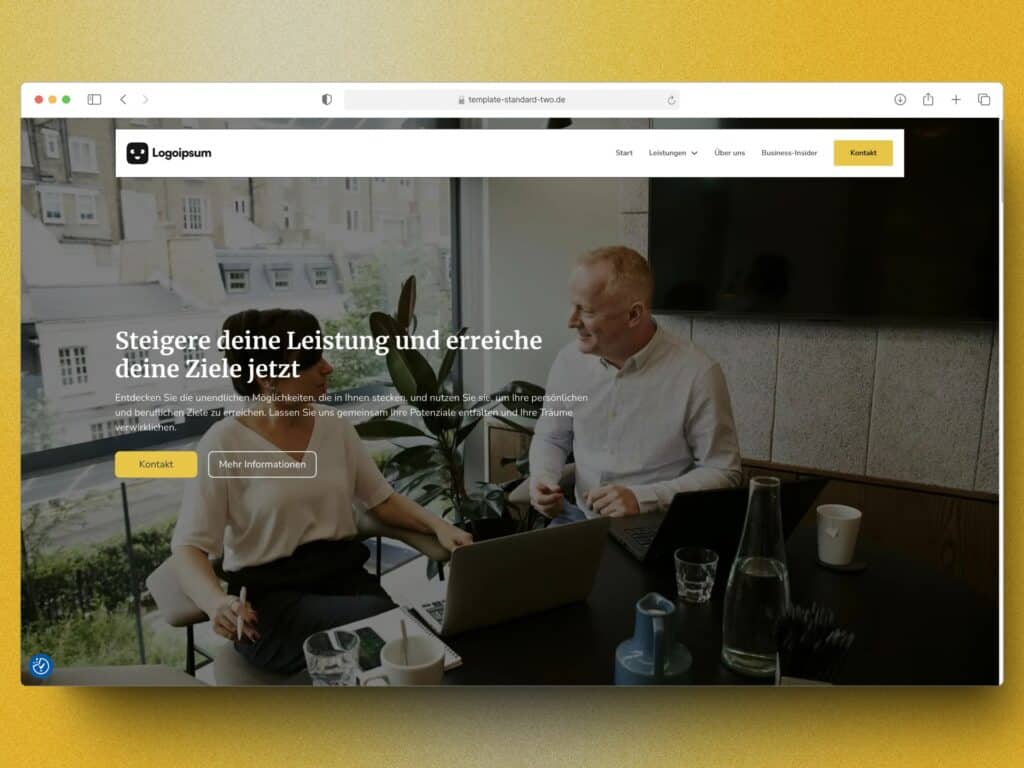 Geschäftsleute besprechen Strategien am Laptop im Büro
